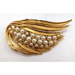 Brooch Leaves Surrounding a Cluster of Faux Pearls & Clear Crystals © BSK